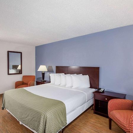 Days Inn By Wyndham St. Petersburg / Tampa Bay Area Pinellas Park Extérieur photo