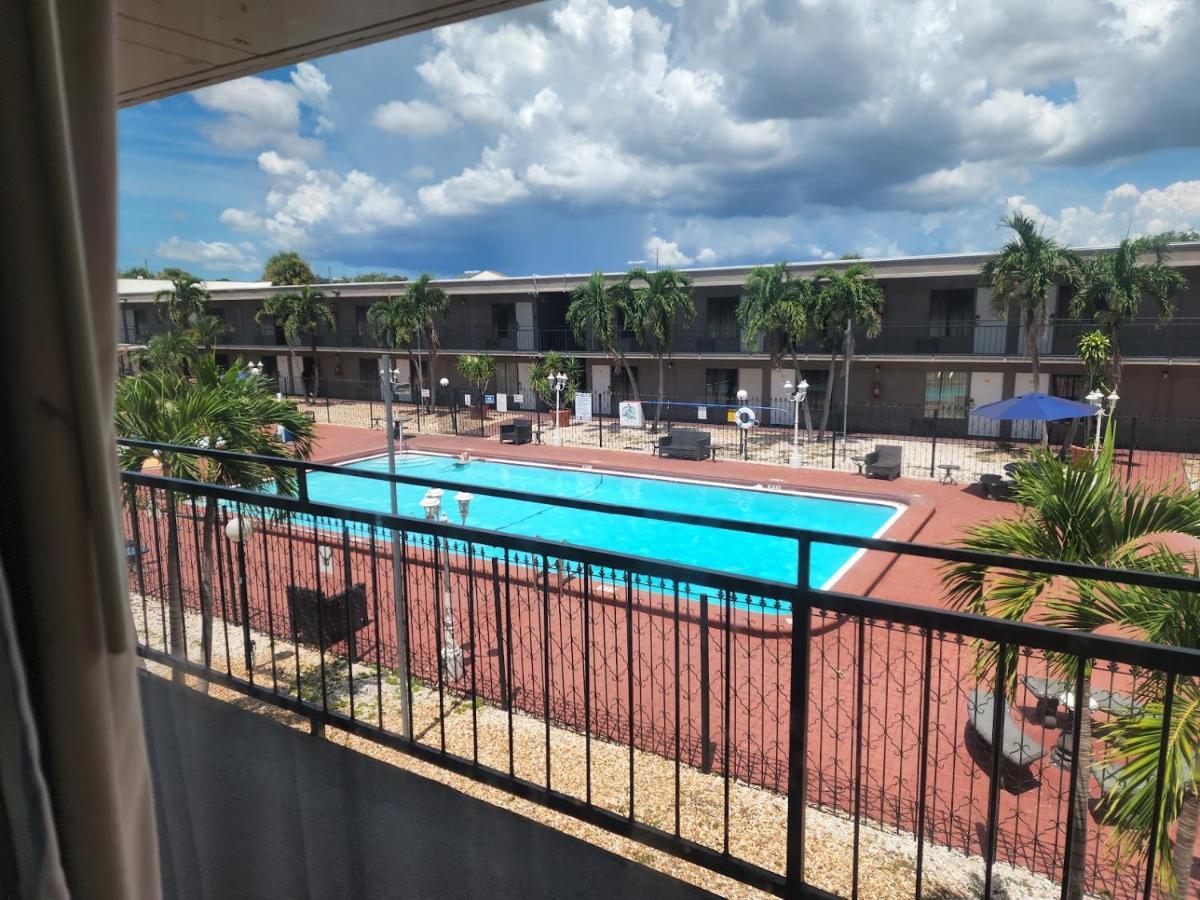 Days Inn By Wyndham St. Petersburg / Tampa Bay Area Pinellas Park Extérieur photo