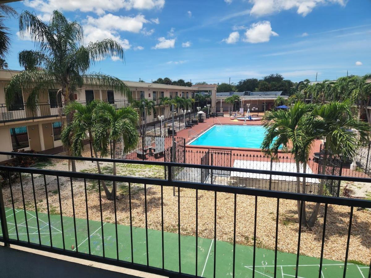 Days Inn By Wyndham St. Petersburg / Tampa Bay Area Pinellas Park Extérieur photo