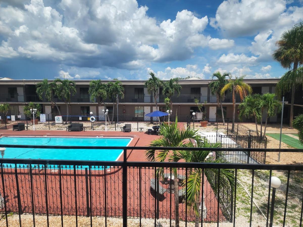 Days Inn By Wyndham St. Petersburg / Tampa Bay Area Pinellas Park Extérieur photo