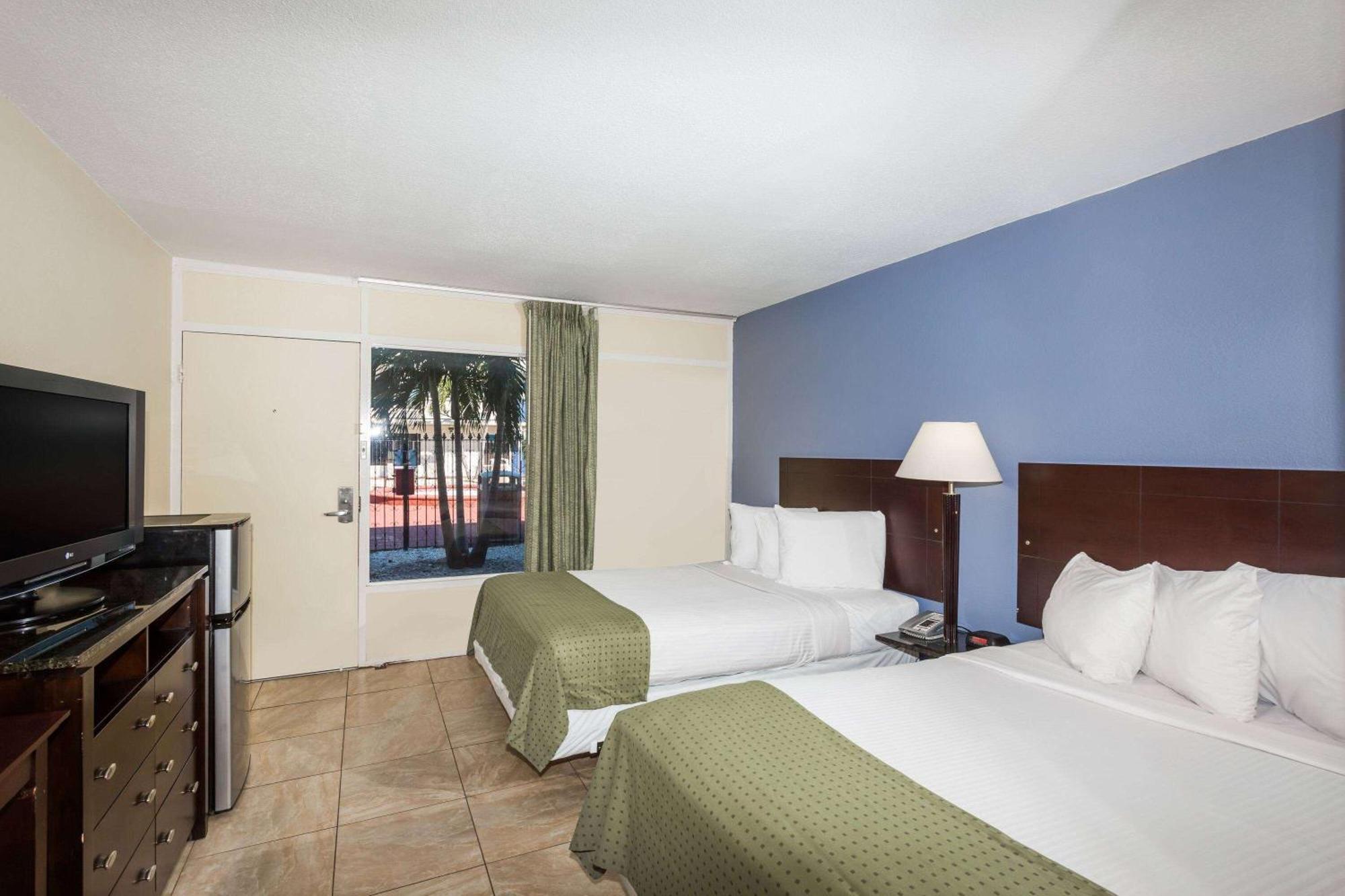 Days Inn By Wyndham St. Petersburg / Tampa Bay Area Pinellas Park Extérieur photo