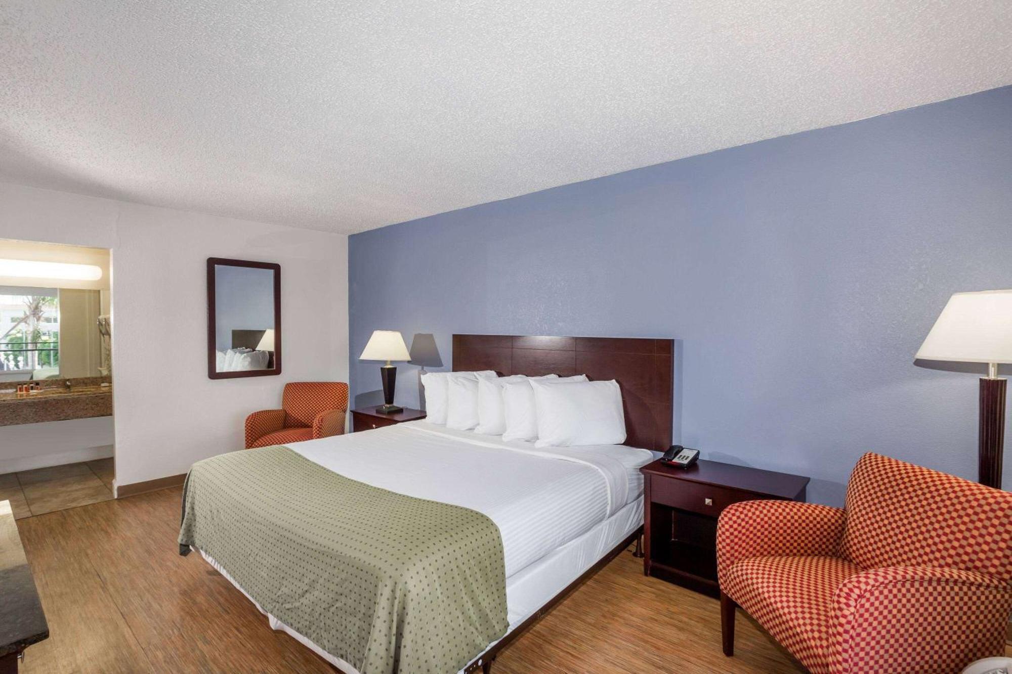 Days Inn By Wyndham St. Petersburg / Tampa Bay Area Pinellas Park Extérieur photo