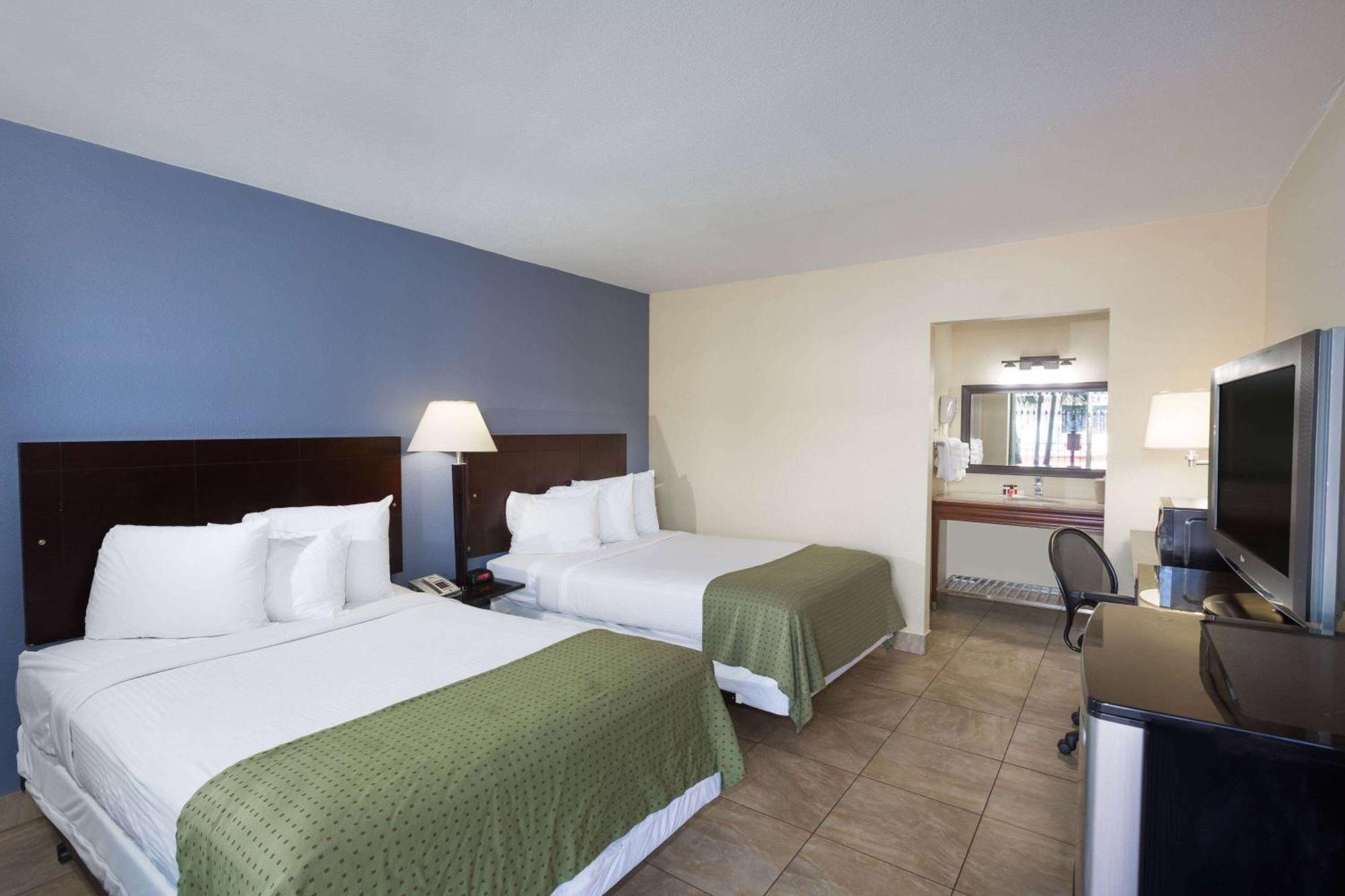Days Inn By Wyndham St. Petersburg / Tampa Bay Area Pinellas Park Extérieur photo