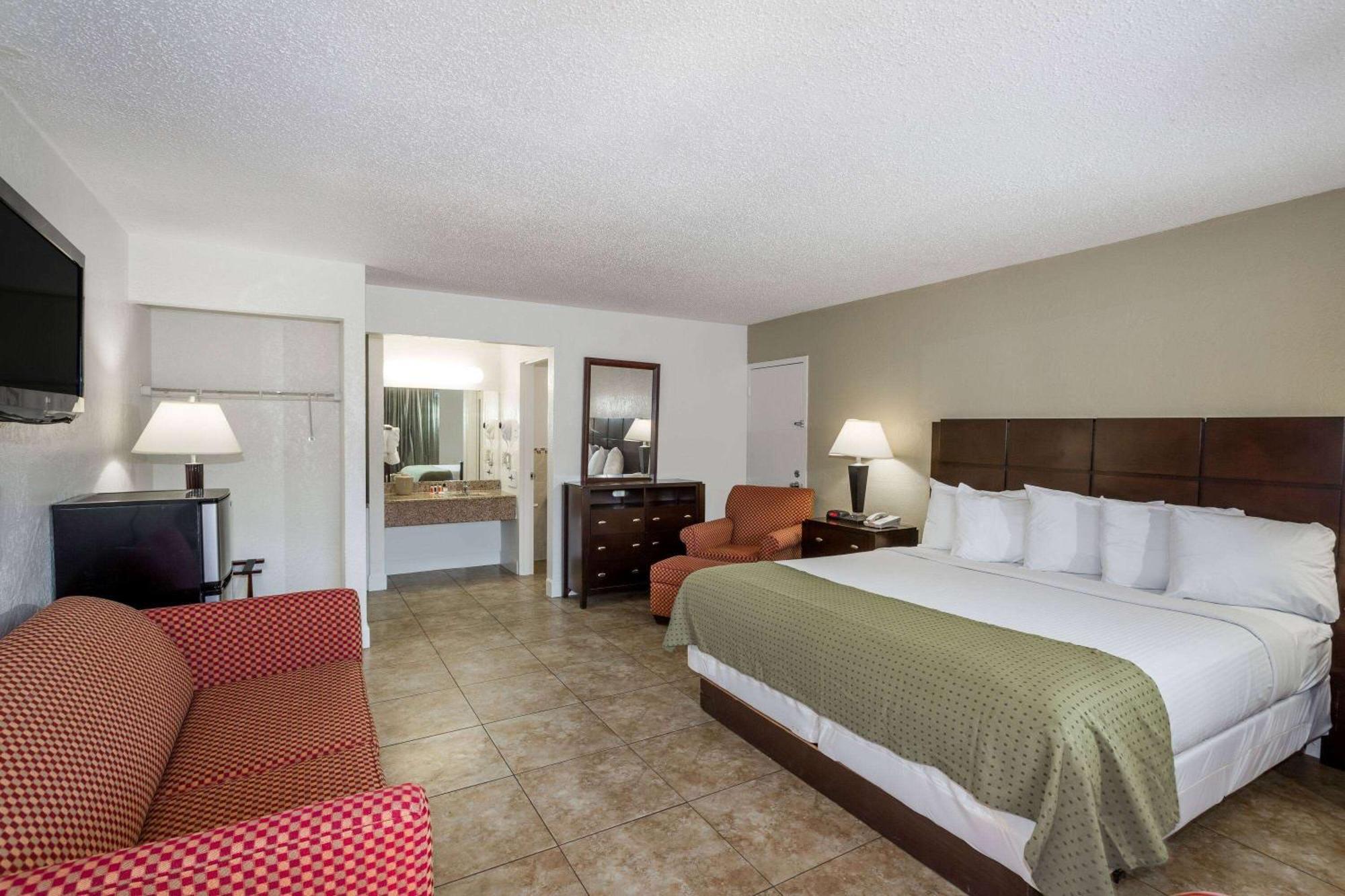 Days Inn By Wyndham St. Petersburg / Tampa Bay Area Pinellas Park Extérieur photo