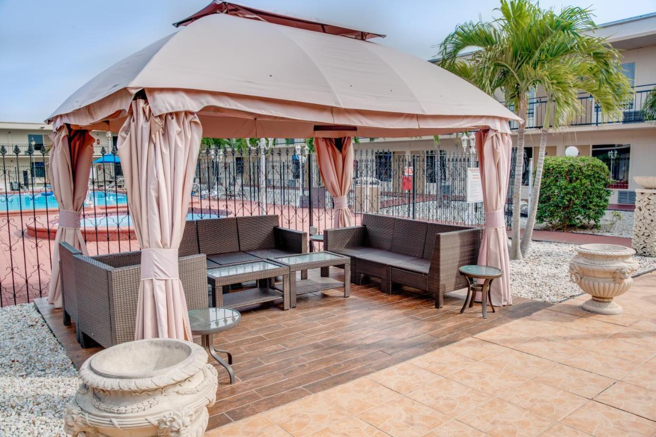 Days Inn By Wyndham St. Petersburg / Tampa Bay Area Pinellas Park Extérieur photo