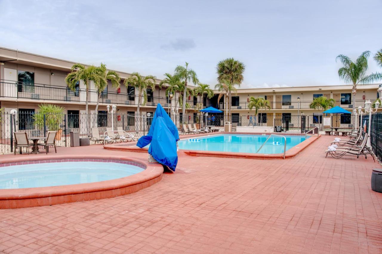 Days Inn By Wyndham St. Petersburg / Tampa Bay Area Pinellas Park Extérieur photo